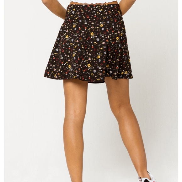 IVY & MAIN Floral A-Line Mini Skirt - Picture 6 of 8